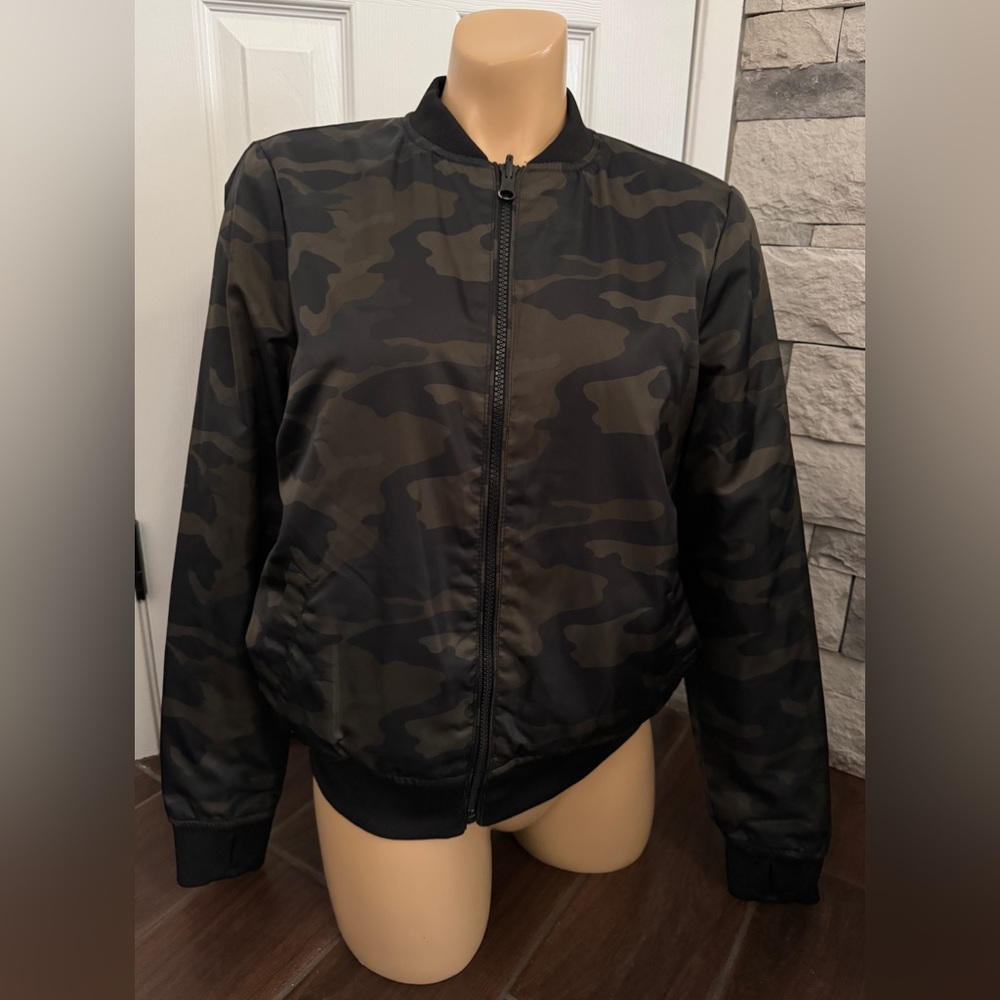 BLANC NOIR Reversible Quilted Bomber Jacket in Camo / Navy XS Black Olive Green - Picture 3 of 16